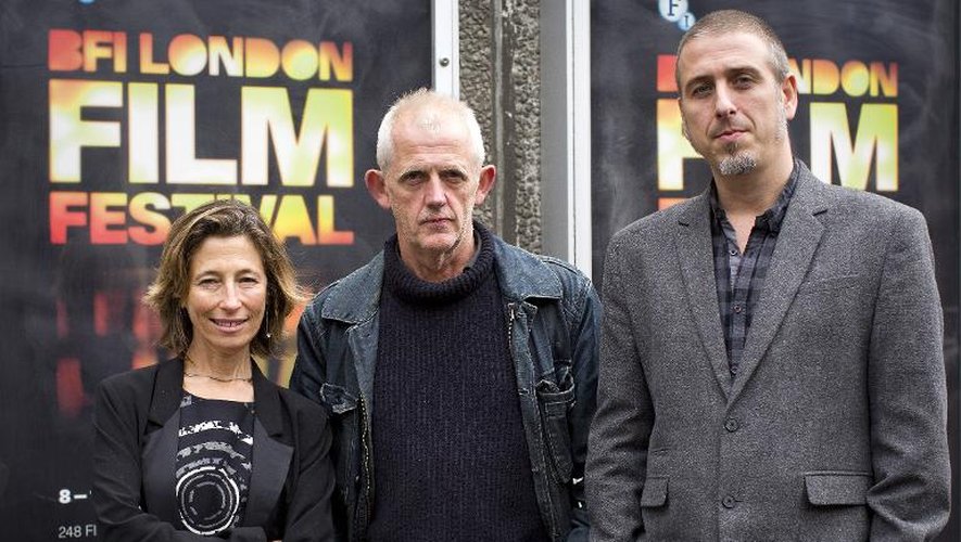 Le réalisateur anglo-italien Christian De Vita (d), la productrice française Corinne Kouper (g) et le compositeur britannique Stephen Warbeck lors de la première mondiale à Londres de "Yellowbird" le 11 octobre 2014