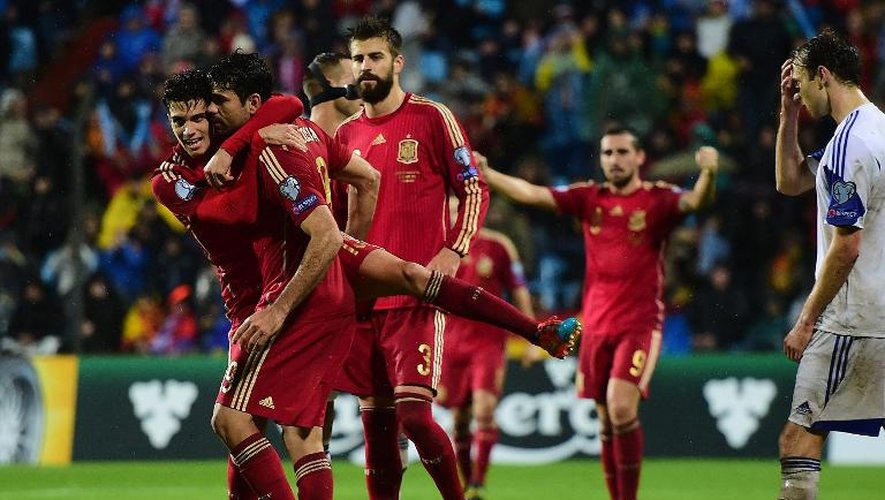 L'Espagnol Diego Costa (2e à gauche) lors de la rencontre avec le Luxembourg le 12 octobre 2014
