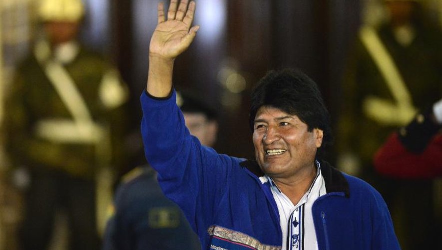 Le président bolivien sortant Evo Morales, réélu le 12 octobre 2014 pour un troisième mandat, salue la foule à La Paz