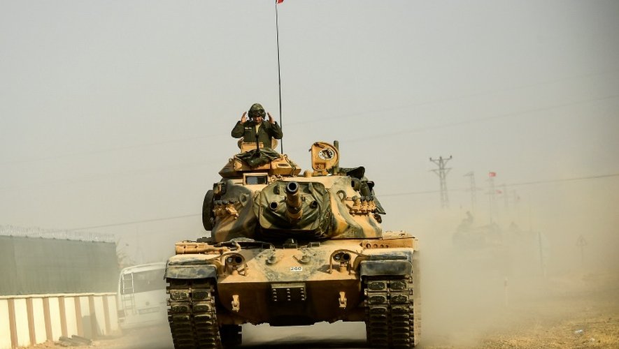 Des chars turcs se dirigent vers la frontière syrienne, le 25 août 2016 à hauteur de Karkamis, dans la région de Gaziantep