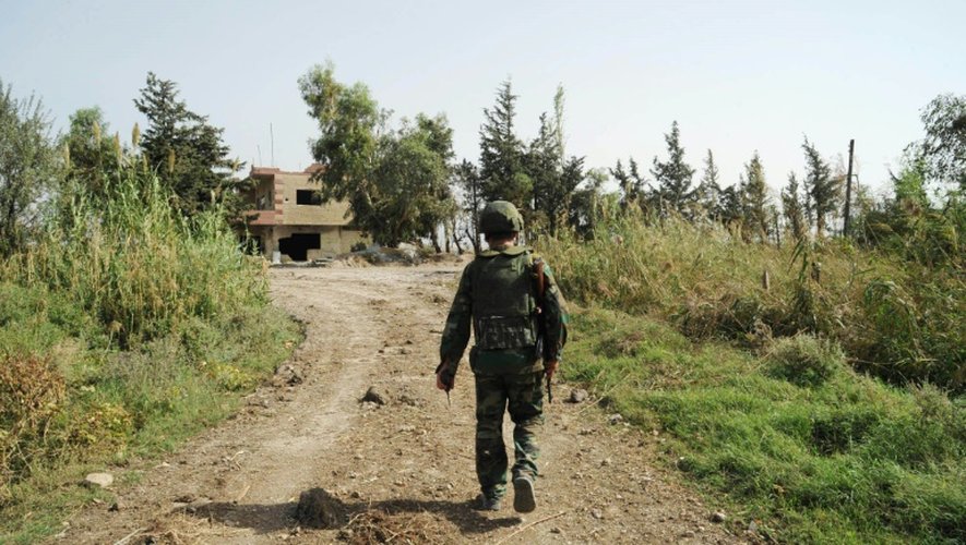 Photo fournie par l'agence syrienne officielle montrant un soldat syrien près de la ville de Hama le 15 octobre 2015
