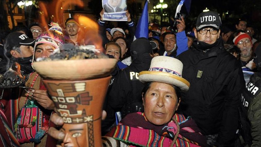 Une femme bolivienne fête la victoire du président sortant Evo Morales pour un troisième mandat, le 12 octobre à La Paz