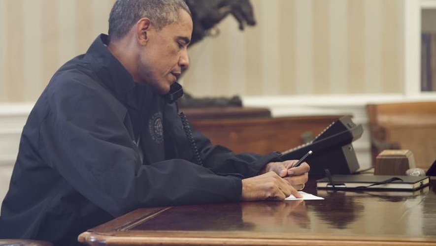 Le président Barack Obama en ligne avec la ministre de la Santé Sylvia Burwell, le 12 octobre 2014 à Washington