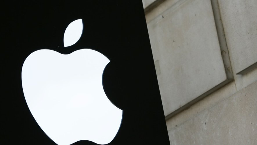 Le logo d'Apple  devant un magasin londonien, le 30 août 2016, jour de la décision de l'UE de réclamer 14,5 milliards de dollars au groupe américain