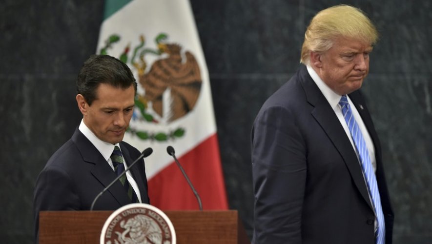 Le candidat républicain à la présidentielle américaine Donald Trump (d ) et le président mexicain Enrique Peña Nieto, lors d'une conférence de presse, le 31 août 201 à Mexico