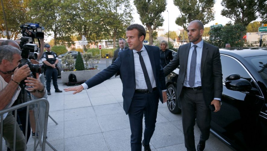 Emmanuel Macron à son arrivée à TF1 le 30 août 2016 à Boulogne-Billancourt