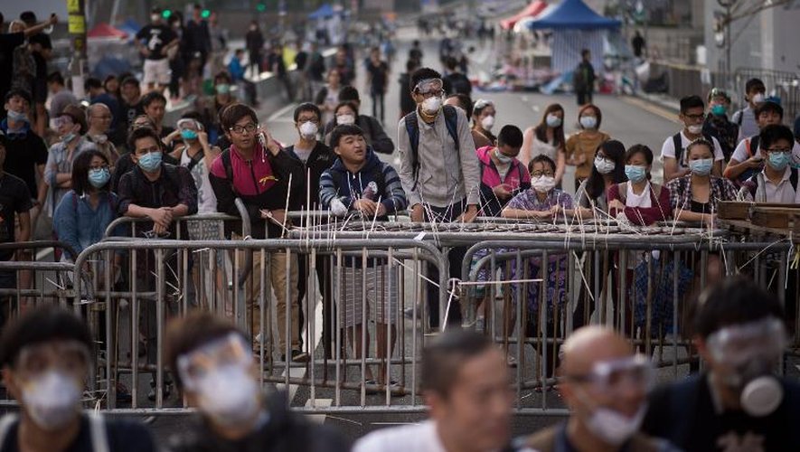 Des manifestants pro-démocracie se rasseblent derrière une barricade dans le quartier Admiralty de Hong Kong, le 13 octobre 2014
