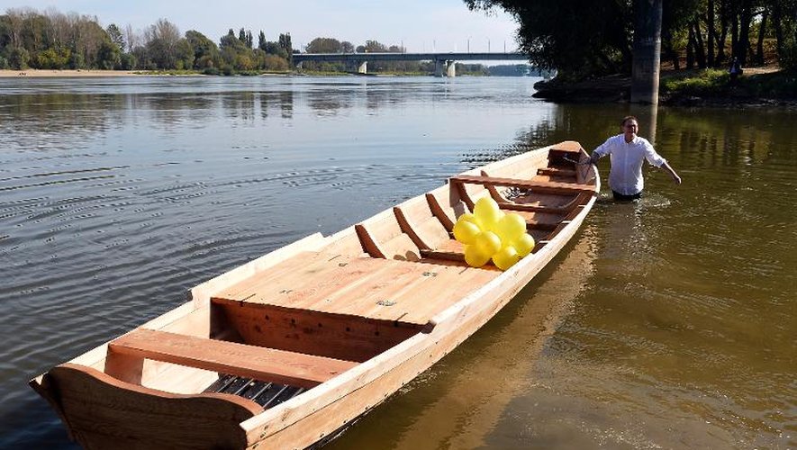 Jacek Marczewski met à l'eau son bateau en bois sur les eaux de la Vistule, le 5 octobre 2014 à Varsovie