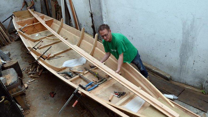 Jacek Marczewski réalise les dernières finitions sur son bateau en bois, le 30 septembre 2014 à Varsovie, quelques jours avant de le mettre à l'eau sur la Vistule