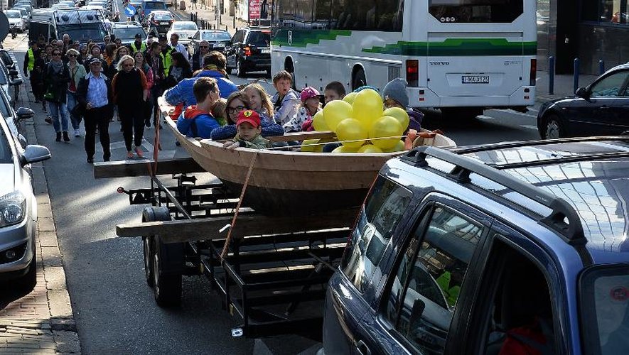 Un bateau en bois traditionnel est transporté à travers les rues de Varsovie avant d'être mis à l'eau sur la Vistule, le 5 octobre 2014