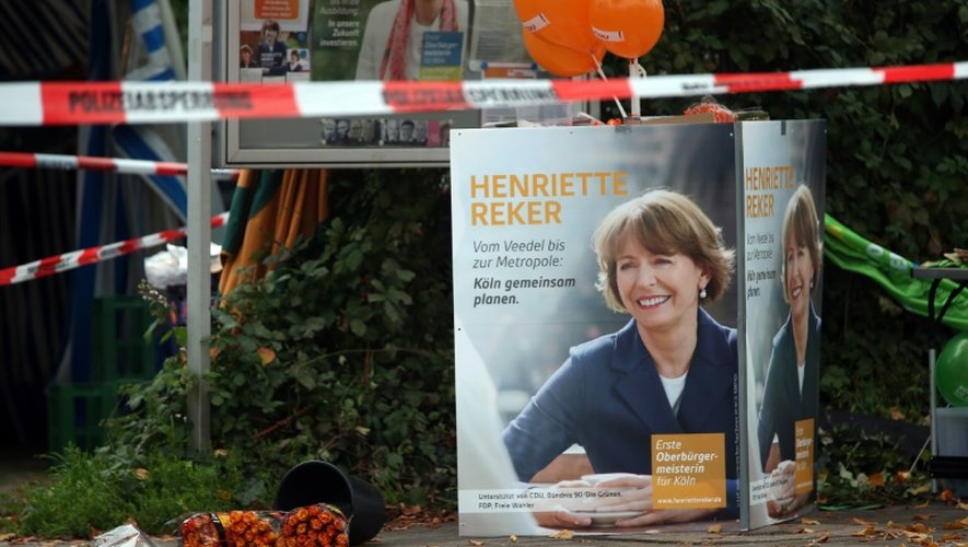 Des fleurs déposées près du lieu où la candidate à la mairie Henriette Reker a été grièvement blessée, à Cologne, en Allemagne, le 17 octobre 2015