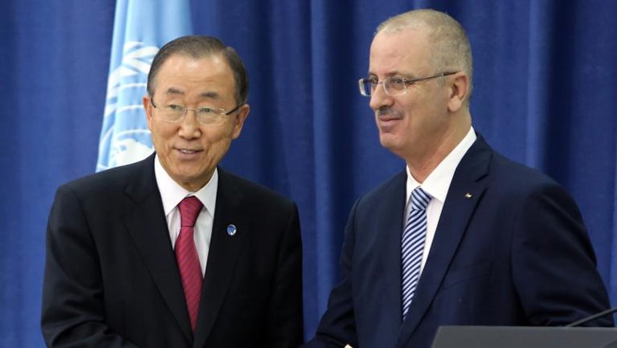 Le secrétaire général de l'ONU Ban Ki-moon et le chef du gouvernement d'union palestinien Rami Hamdallah le 13 octobre 2014 à Ramallah