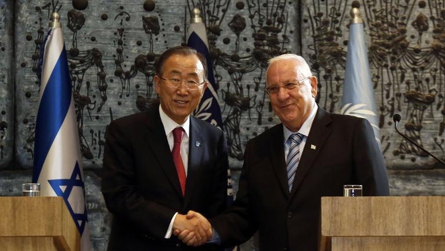 Le secrétaire général des Nations unies Ban Ki-moon pose aux côtés du président israélien Reuven Rivlin au palais présidentiel de Jérusalem, le 13 octobre 2014