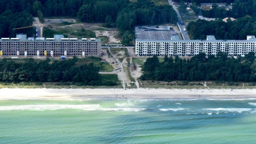 Vue aérienne de deux blocs du complexe nazi de Prora peu à peu transformés en appartements privés de luxe, le 18 août 2016, sur l'île de Rügen dans la mer Baltique
