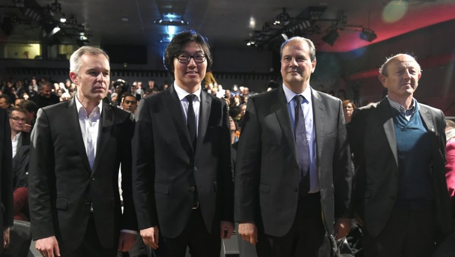 Francois de Rugy (g), Jean-Vincent Placé (2e g), Jean-Luc Bennahmias (d) et Jean-Christophe Cambadélis lors du congrès fondateur de l'UDE à Paris, le 17 octobre 2015