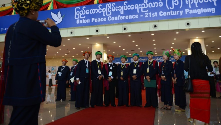 Des membres de l'ethnie pao, venus du sud de la Birmanie, participent à la conférence de paix ouverte le 31 août 2016 à Naypyidaw