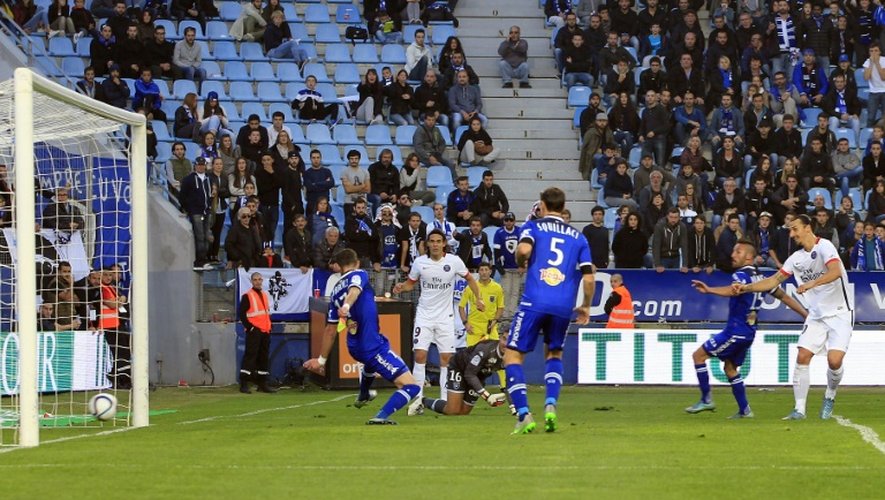 L'attaquant star du PSG Zlatan Ibrahimovic ouvre le score contre Bastia, au stade Armand Cesari, le 17 octobre 2015