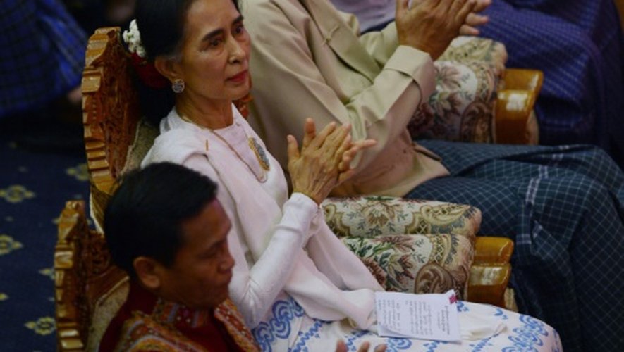 Aung San Suu Kyi (au c.) et le président birman Htin Kyaw (à sa gauche) assistent à l'ouverture de la conférence de paix le 31 août 2016 à Naypyidaw