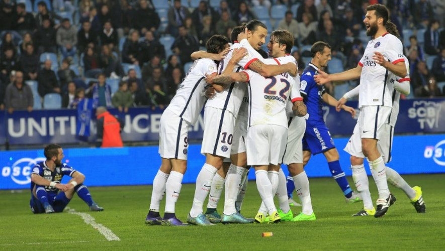 Les Parisiens se congratulent un but inscrit par Zlatan Ibrahimovic contre Bastia, au stade Armand Cesari, le 17 octobre 2015