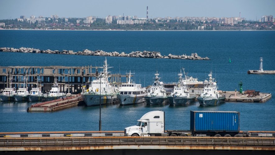 Des bateaux de gardes-côtes sont amarrés dans le port d'Odessa, dans le sud de l'Ukraine le 7 mai 2014