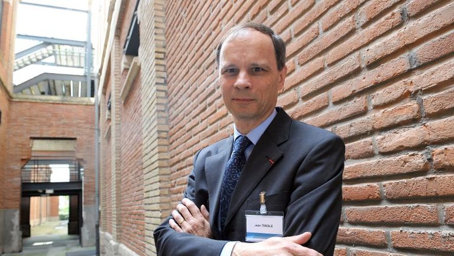 Le Français Jean Tirole, qui a décroché le prix Nobel d'économie 2014, pose, le 2 juin 2008, à l'occasion de l'inauguration de l'Ecole d'économie de Toulouse