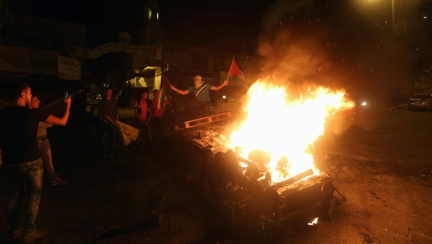 Des Palestiniens ont mis le feu à un véhicule appartenant à un colon juif à Naplouse, le 18 octobre 2015