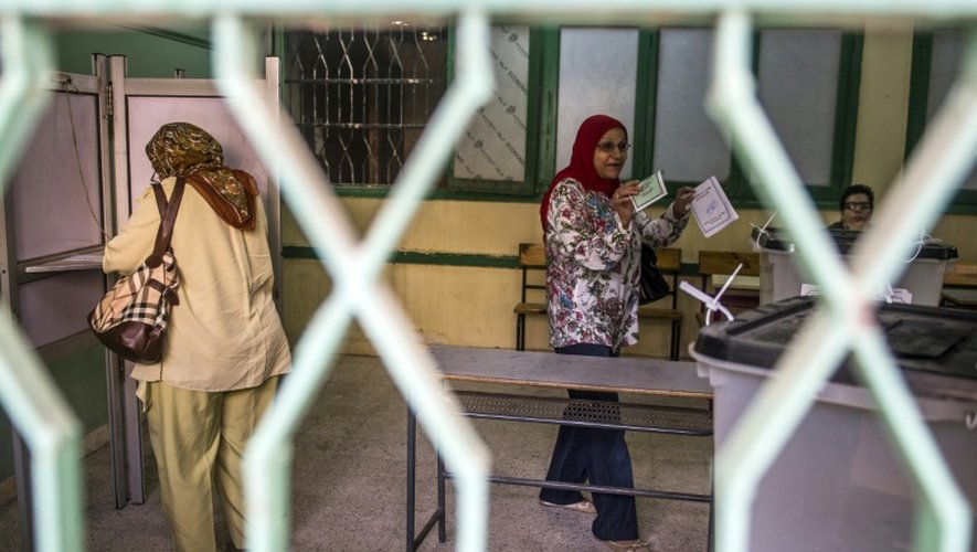 Des Egyptiennes s'apprêtent à déposer leurs bulletins de vote dans l'urne dans un bureau de vote au Caire, le 18 octobre 2015
