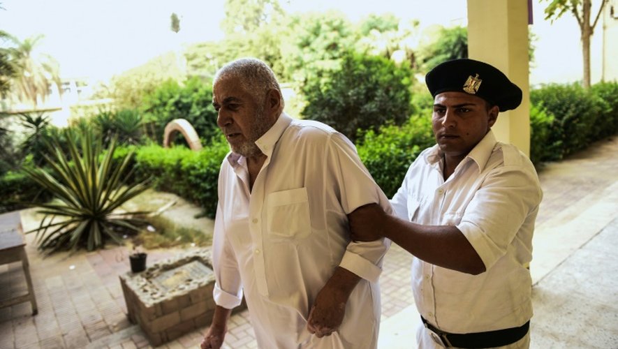 Un policier égyptien aide un vieil homme à se rendre à un bureau de vote au Caire le 18 octobre 2015