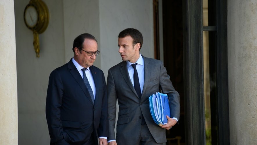 François Hollande et Emmanuel Macron sur le perron de l'Elysée à l'issue du conseil des ministres le 31 juillet 2015 à Paris
