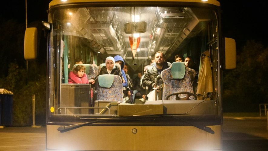 Des migrants dans un bus traversent la frontière entre la Slovenie et l'Autriche, le 18 octobre 2015