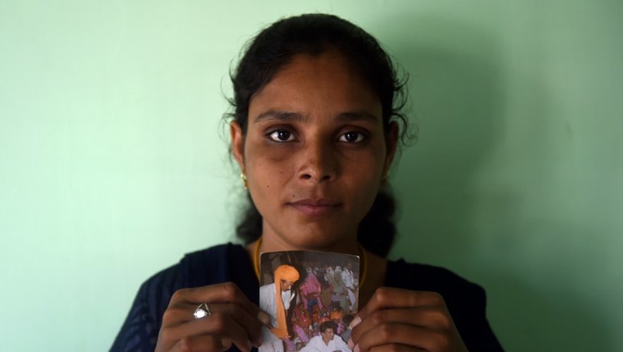 Santa Devi Meghwal, victime d'un mariage forcé dans son enfance pose le 24 août 2015 avec une photographie de la cérémonie