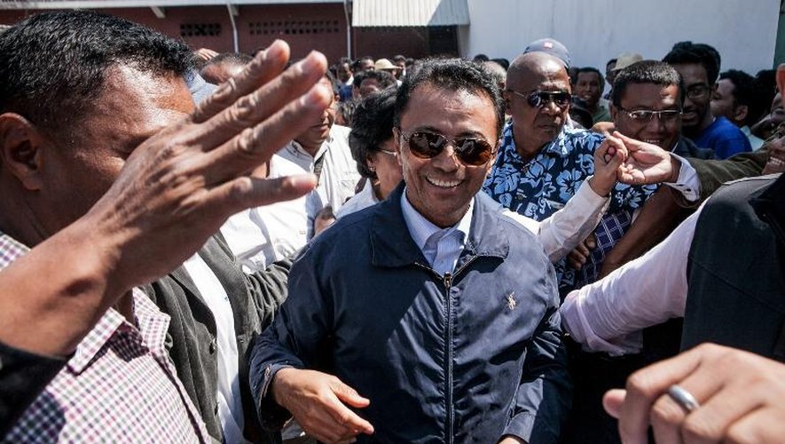L'ex-président malgache Marc Ravalomanana (c), de retour de six ans d'exil, chez lui à Antananarivo le 13 octobre 2014