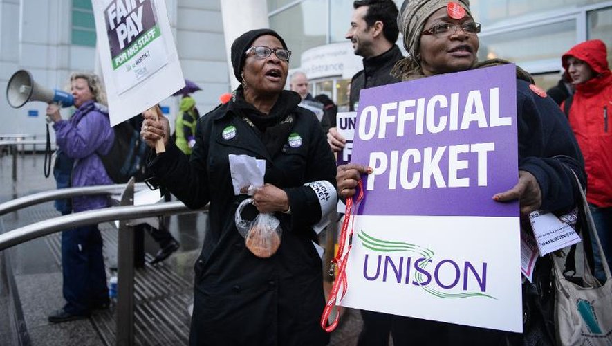 Des employés du service public de santé britannique en grève pour réclamer une hausse de salaire, le 13 octobre 2014 à Londres