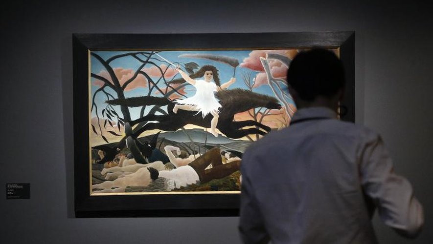 Un homme regarde une peinture d'Henri Rousseau, lors de l'exposition "Sade, attaquer le soleil", le 13 octobre 2014 au Musée d'Orsay