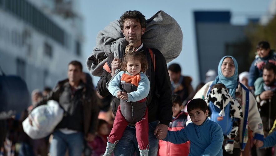 Des milliers de migrants et de réfugiés débarquent au port du Pirée, à Athènes, le 1er février 2016, en provenance des îles de Lesbos et Chios