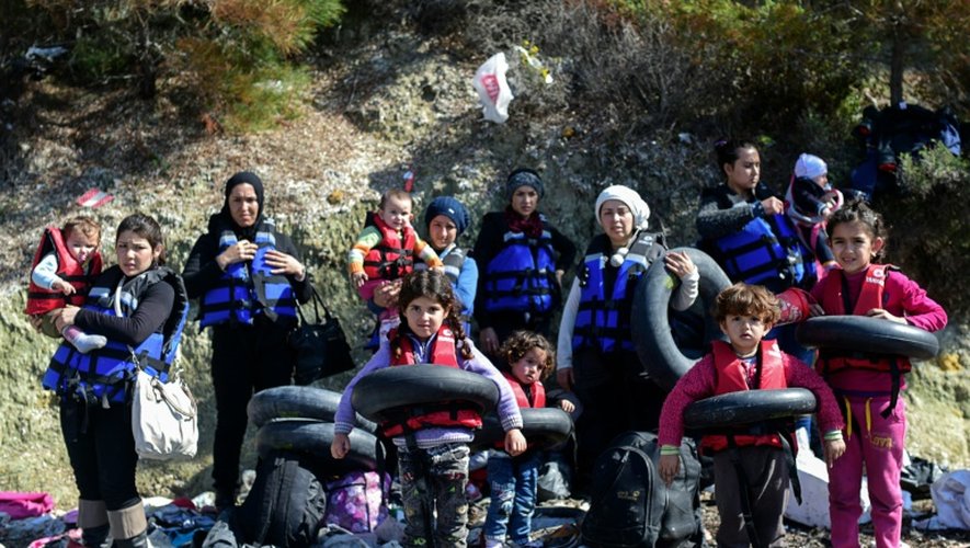 Des femmes et des enfants syriens s'apprêtent à traverser la mer Egée en direction de Lesbos, le 28 février 2016, depuis Çanakkale en Turquie,