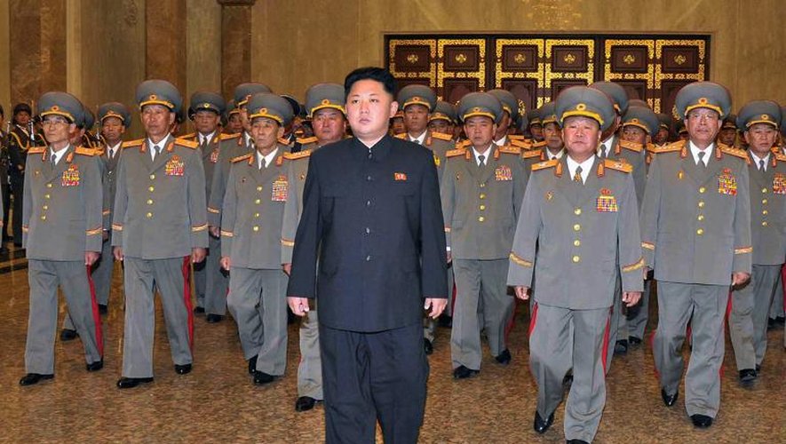 Image du 10 ocotbre 2013, fournie par l'agence de presse nord-coréenne (KCNA) du leader nord-coréen Kim Jong-Un (c)