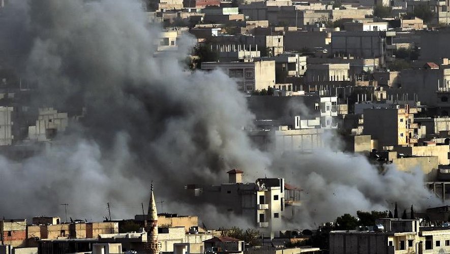 De la fumée s'élève le 13 octobre 2014 au dessus de la ville de Kobané théâtre de violents combats