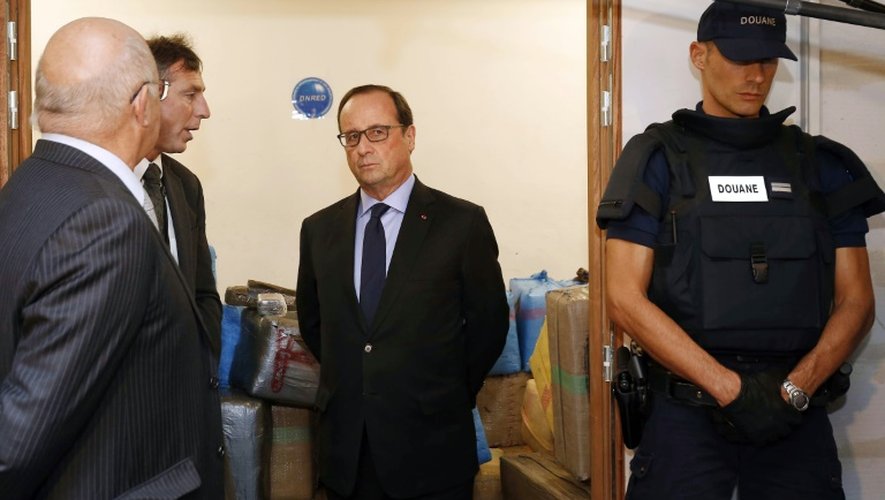 Le président de la République (c), François Hollande, au siège de la Direction Nationale du Renseignement et des Enquêtes Douanières (DNRED), le 18 octobre 2015 à Ivry, près de Paris, après la saisie de plus de 7 tonnes de cannabis en plein Paris