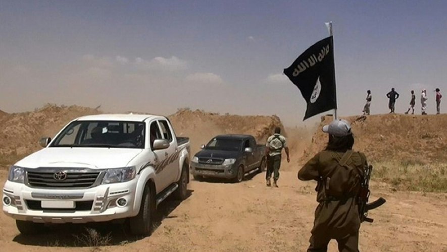 Capture d'écran du compte Twitter Al-Baraka en date du 11 juin 2014  montrant des membres du groupe EI circulant sur une route à la frontière de la Syrie et de l'Irak