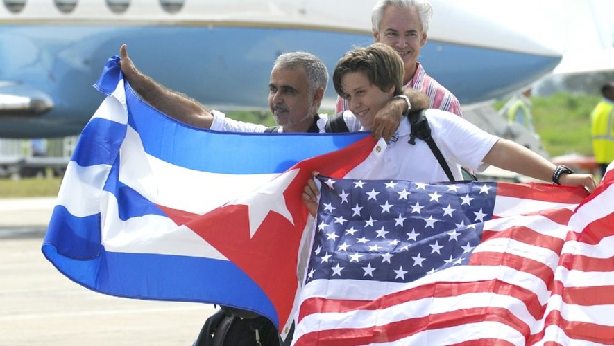 Des passagers du vol Etats-Unis-Cuba à l'aéroport Santa Clara, à Cuba, le 31 août 2016