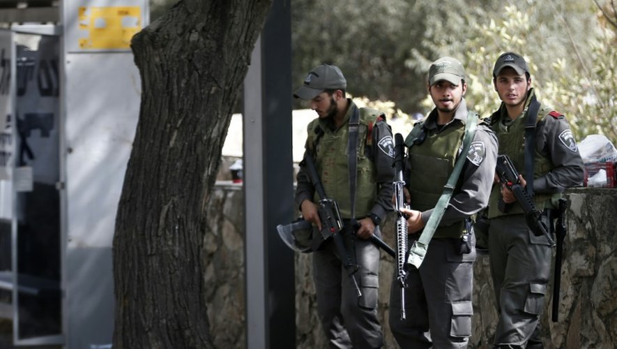 Des policiers israéliens déployés devant un abri bus le 18 octobre 2015 à Jérusalem-est