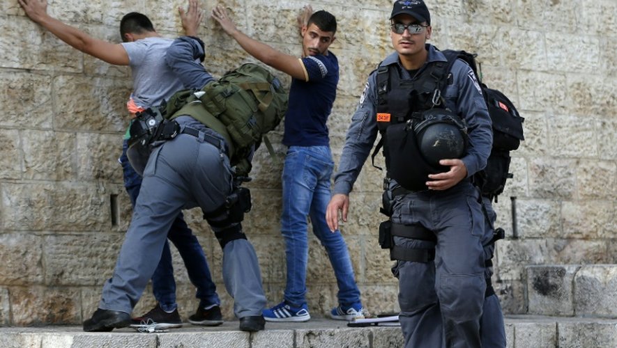 Des Palestiniens contrôlés par des policiers israéliens le 18 octobre 2015 à Jérusalem