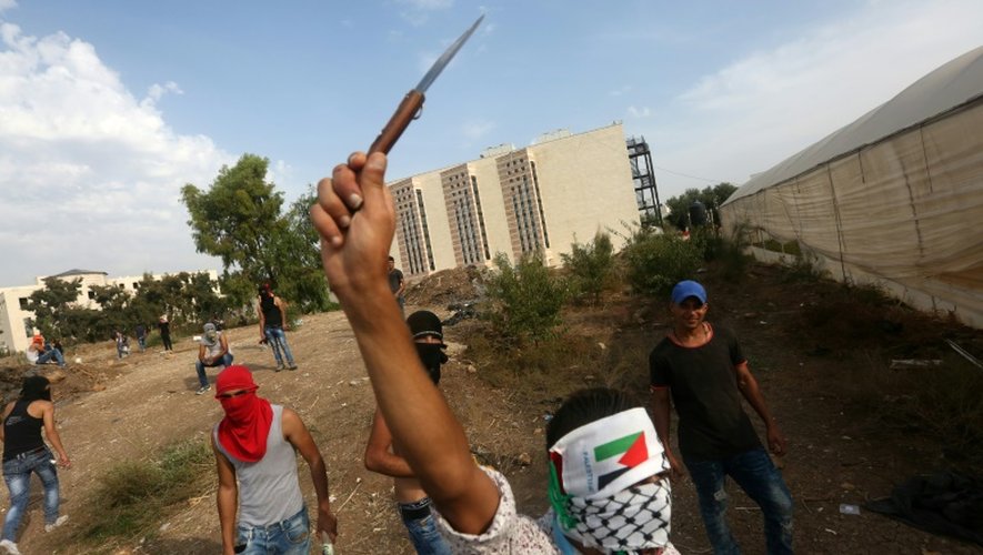 Un jeune Palestinien brandit un couteau le 18 octobre 2015 à Tulkarem