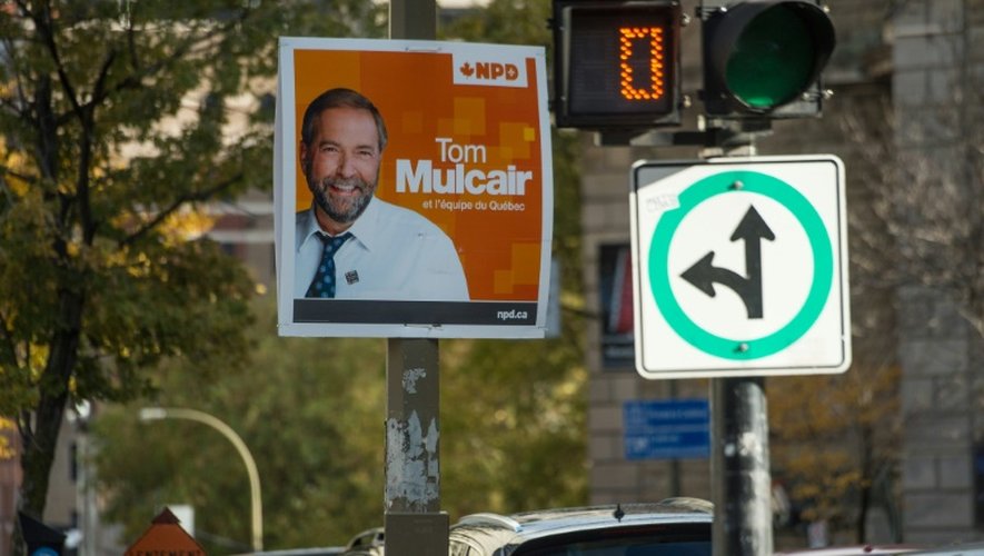 Une affiche électorale du dirigeant du Nouveau parti démocratique canadien Tom Mulcair, dans une rue de Montréal, le 17 octobre 2015