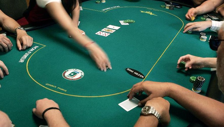 Des joueurs de poker attablés autour du croupier dans un cercle de jeux parisien, le 13 juin 2006
