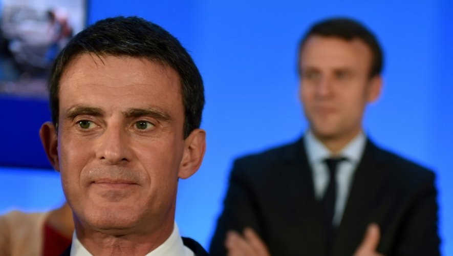 Manuel Valls (g) et Emmanuel Macron, le 20 mai 2016 à Privas