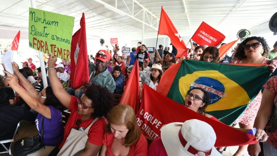 Des partisans de Dilma Rousseff suivent la procédure de destitution de la présidente au Sénat à Brasilia, le 31 août 2016
