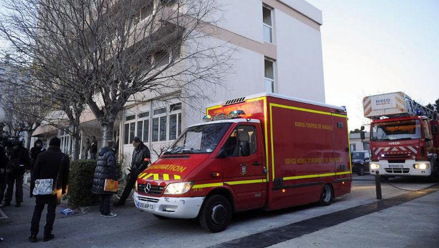 Des pompiers stationnent devant la résidence de la Madrague, à Marseille le 12 décembre 2010, pour évacuer un homme dans un état critique après un tir de flash-ball d'un policier qui intervenait pour une rixe dans un foyer de travailleurs
