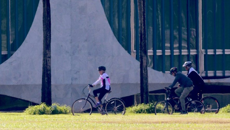Dilma Rousseff fait une balade à bicyclette près du palais présidentiel à Brasilia, le 1er septembre 2016